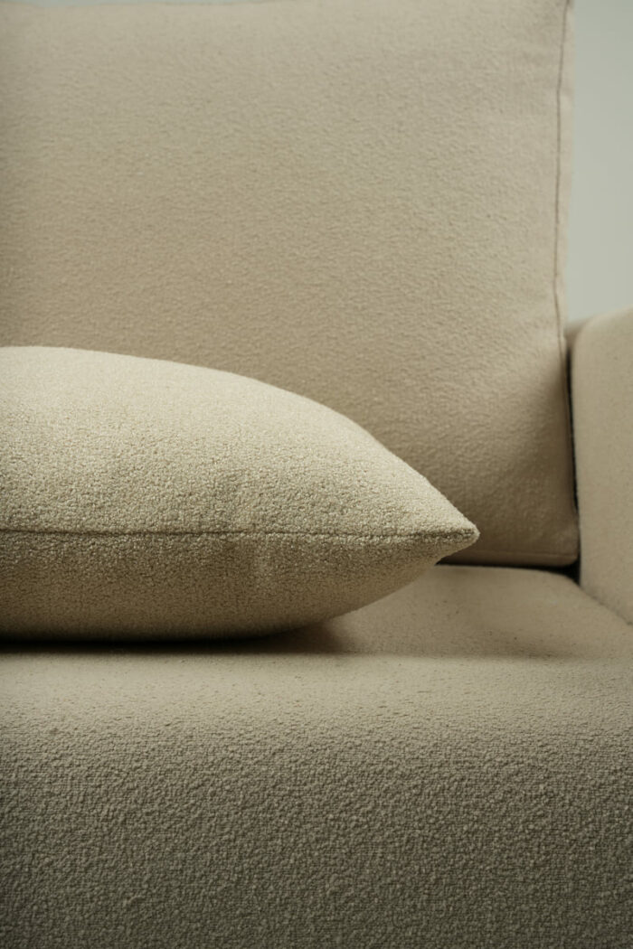 Coussin bouclette blanc cassé – Image 2