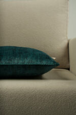 Coussin vert en velours de soie - bords verts – Image 2