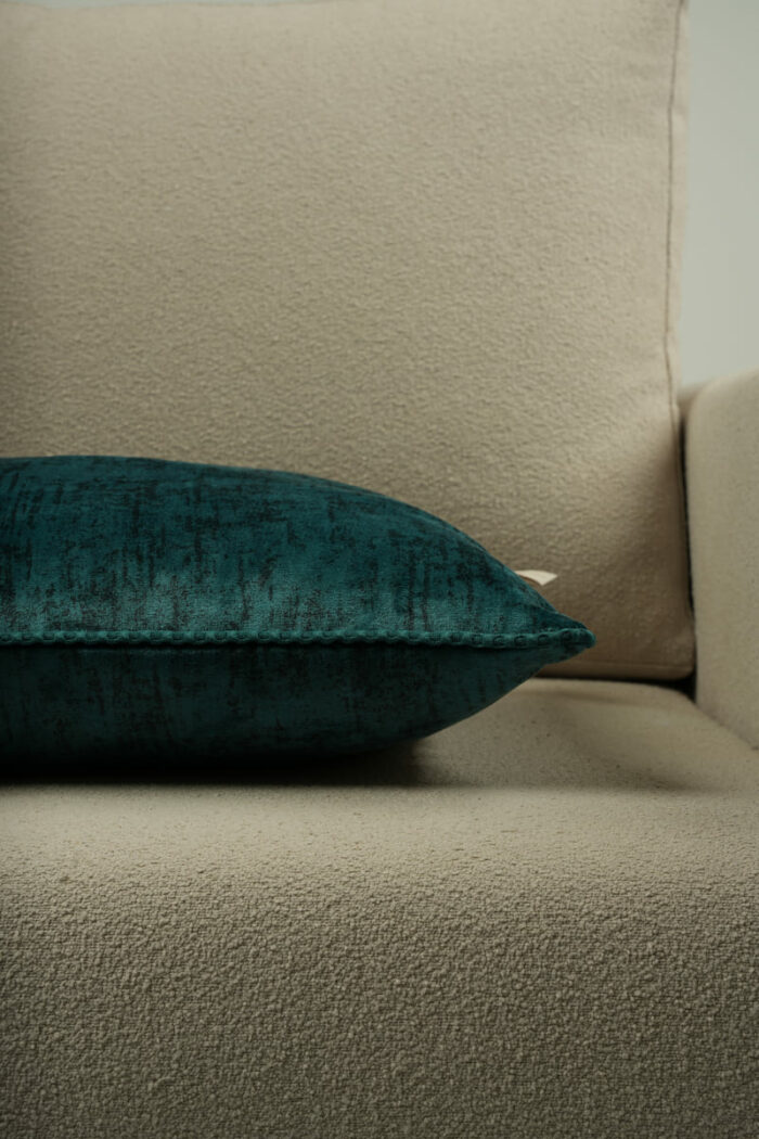 Coussin vert en velours de soie - bords verts – Image 2