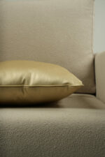 Coussin cuir vegan doré - bords dorés – Image 2