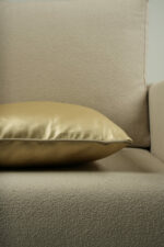 Coussin cuir vegan doré - bords beiges – Image 2