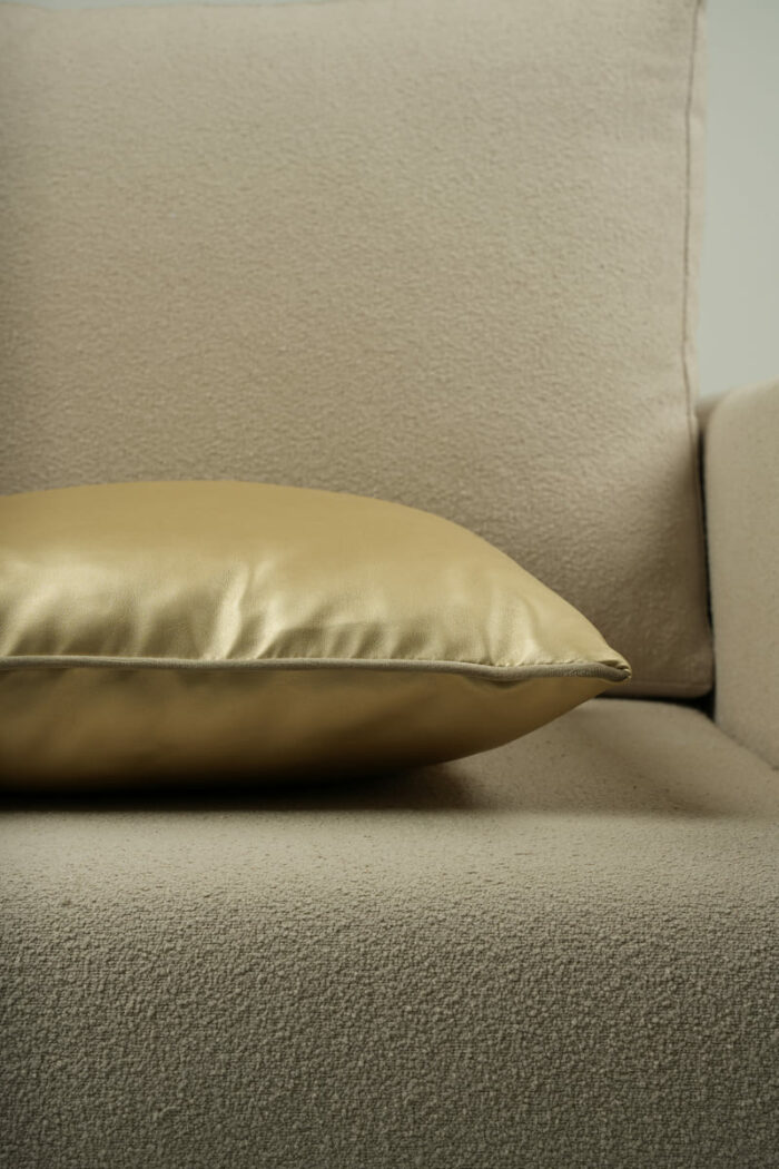 Coussin cuir vegan doré - bords beiges – Image 2
