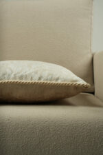 Coussin beige clair motif feuilles - Bords beiges – Image 2