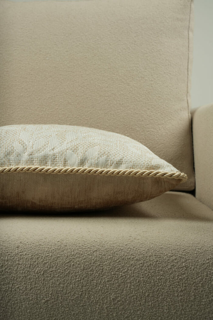 Coussin beige clair motif feuilles - Bords beiges – Image 2