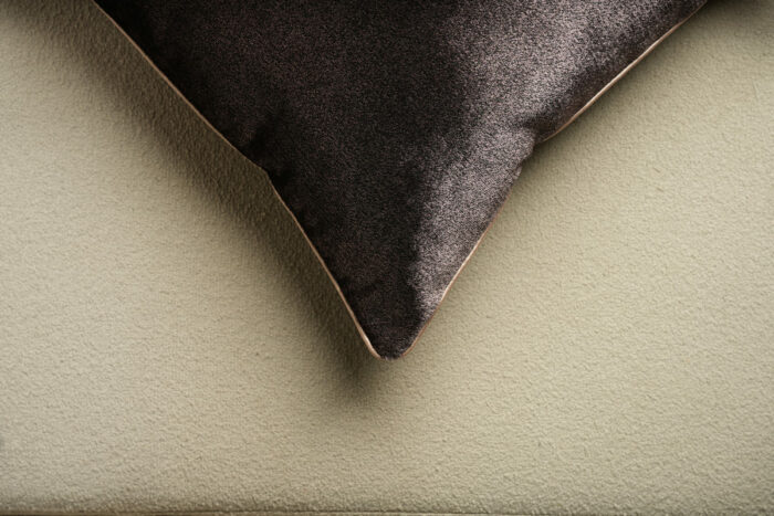 Coussin brillant violet foncé - bords rose clair – Image 3