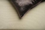 Coussin brillant violet foncé - bords rose – Image 2
