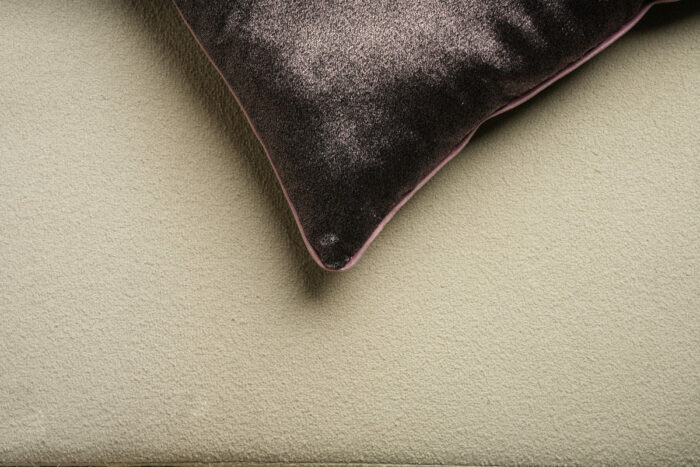 Coussin brillant violet foncé - bords rose – Image 2
