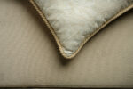 Coussin beige clair motif feuilles - Bords beiges – Image 3