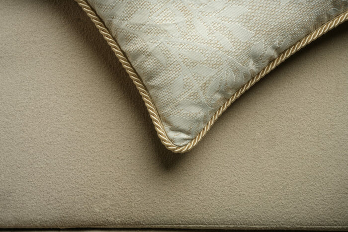 Coussin beige clair motif feuilles - Bords beiges – Image 3