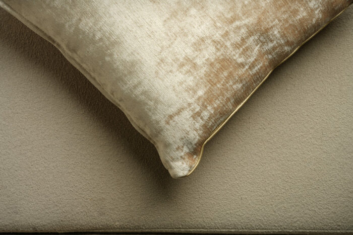 Coussin velours beige - bords dorés – Image 2
