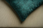 Coussin vert en velours de soie - bords verts – Image 3