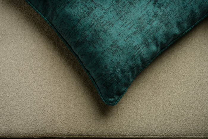 Coussin vert en velours de soie - bords verts – Image 3