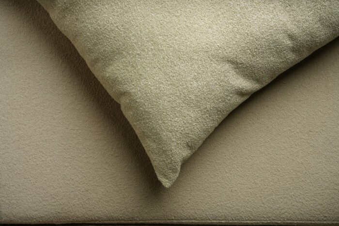 Coussin bouclette beige – Image 3