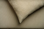 Coussin rayé beige – Image 3