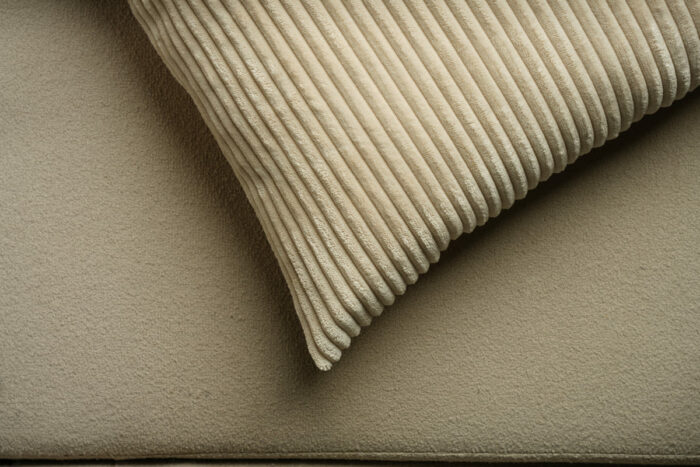 Coussin rayé beige – Image 3