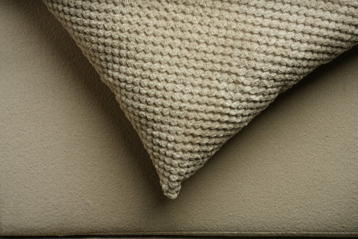 Coussin à motif tricoté taupe – Image 3