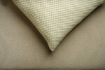 Coussin beige motif nid d'abeilles – Image 3