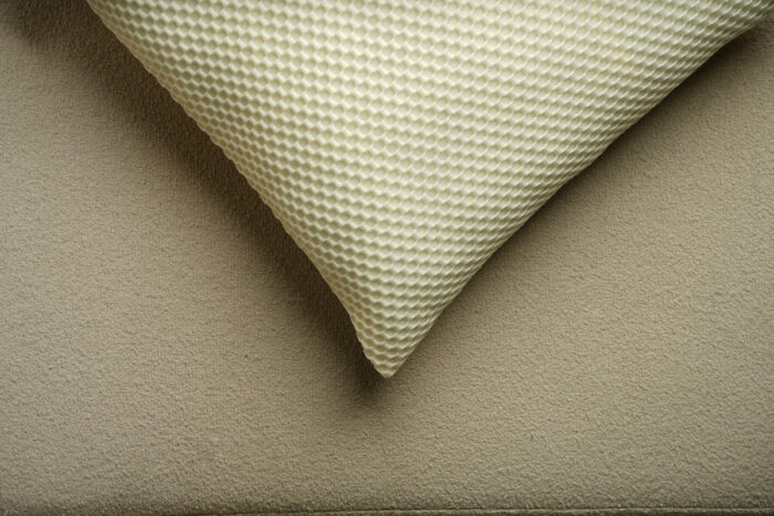 Coussin beige motif nid d'abeilles – Image 3