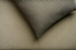 Coussin gris motif nid d'abeilles – Image 3