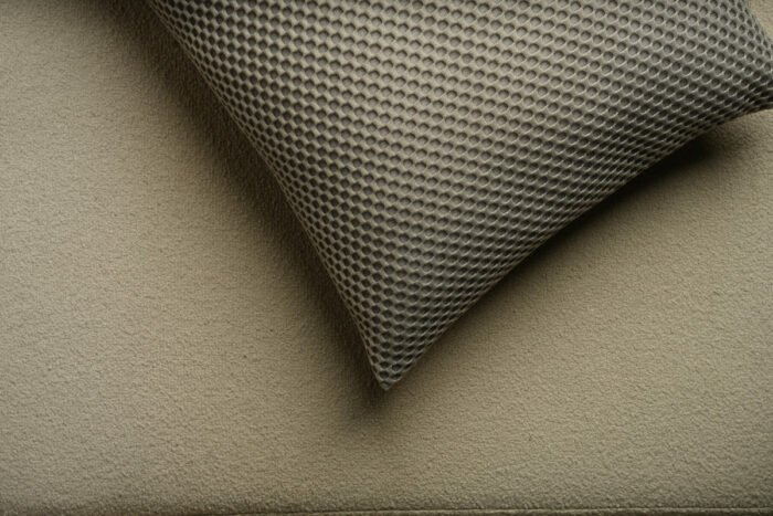 Coussin gris motif nid d'abeilles – Image 3
