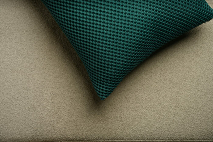 Coussin bleu canard motif nid d'abeilles – Image 3