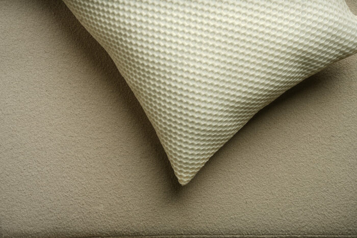Coussin beige motif nid d'abeilles – Image 3