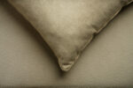 Coussin beige clair effet marbré – Image 3