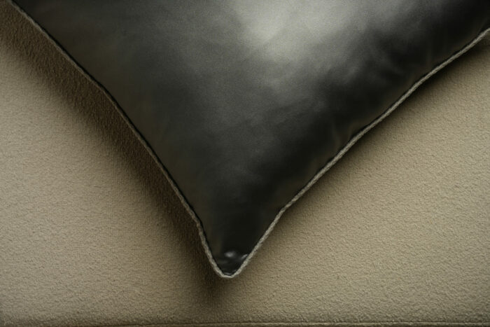 Coussin cuir vegan gris - bords blanc cassé – Image 2