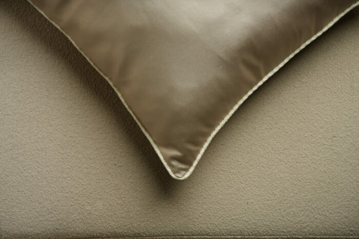 Coussin cuir vegan grège clair - bords blancs – Image 2