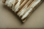 Coussin beige et blanc en fausse fourrure – Image 3