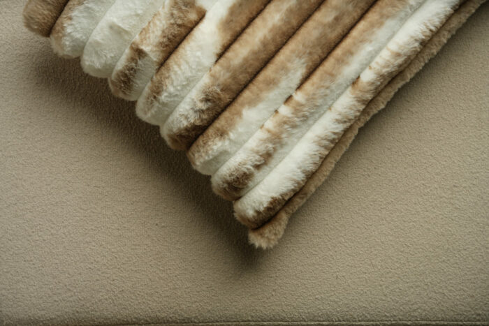 Coussin beige et blanc en fausse fourrure – Image 3