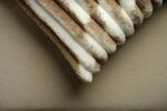 Coussin beige et blanc en fausse fourrure – Image 3