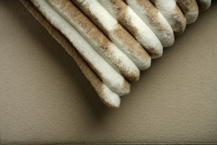 Coussin beige et blanc en fausse fourrure – Image 3