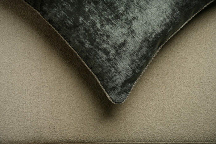 Coussin velours gris foncé - bords gris clair – Image 3