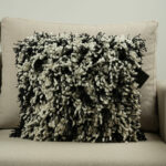 Coussin texturé noir et blanc