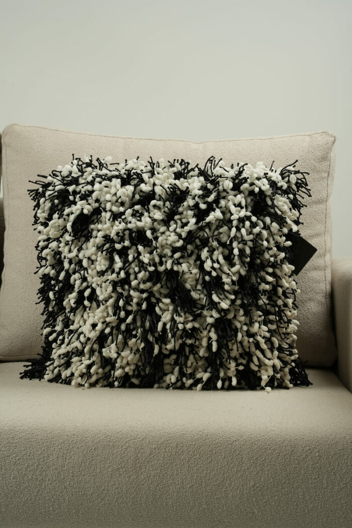 Coussin texturé noir et blanc – Image 1