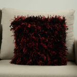 Coussin texturé rouge et noir