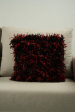 Coussin texturé rouge et noir