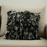Coussin texturé noir et blanc