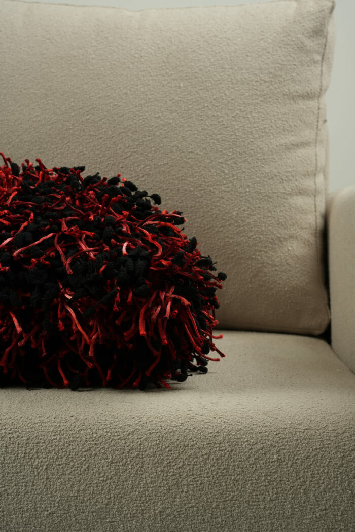 Coussin texturé rouge et noir – Image 2