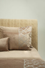 Couvre-lit sérigraphié en marron - Motif gris – Image 10