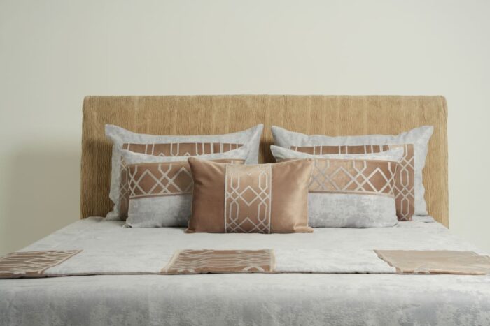 Couvre-lit sérigraphié en gris et marron - Motif gris – Image 16
