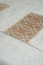 Couvre-lit sérigraphié en gris et marron - Motif gris – Image 10