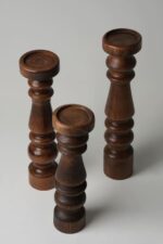 Série de 3 chandeliers en bois