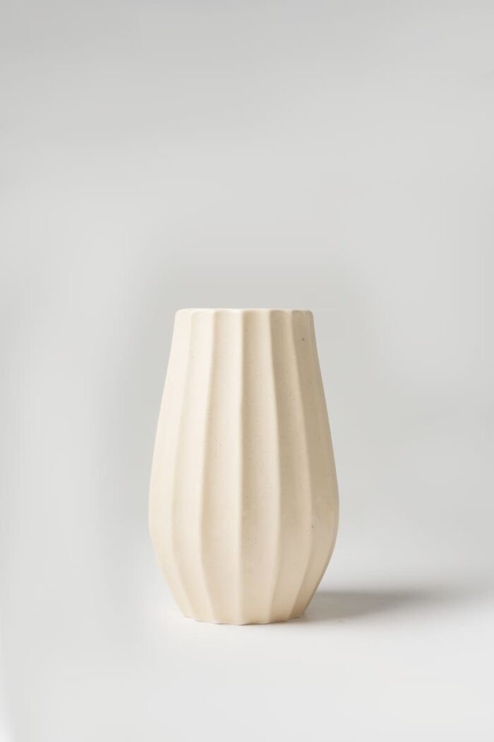 Vase cannelé en beige clair – Image 3