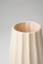 Vase cannelé en beige clair – Image 2