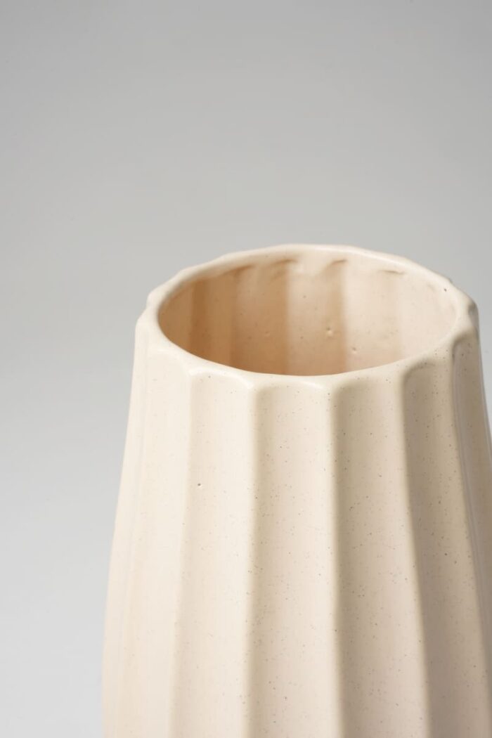 Vase cannelé en beige clair – Image 2