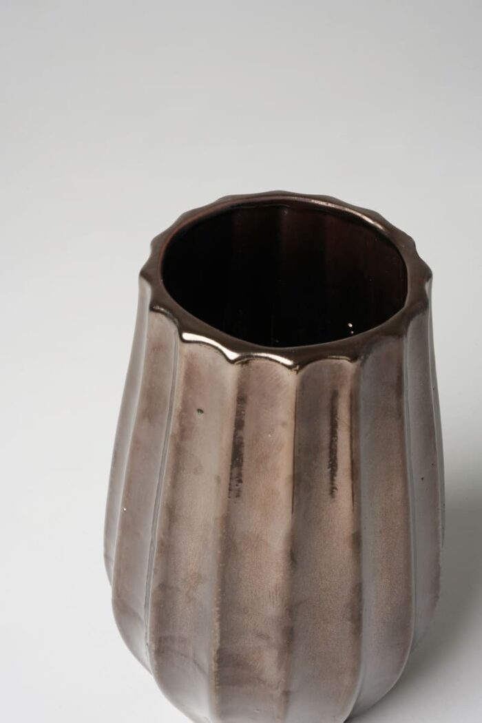 Vase cannelé en bronze – Image 2