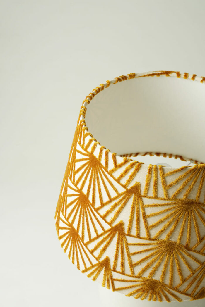 Abat-jour céramique blanc & chapeau doré – Image 4