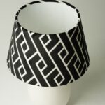 Abat-jour céramique blanc & chapeau graphique noir et blanc
